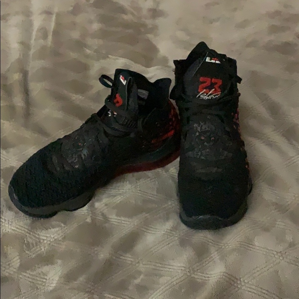 LeBron 17 Basketball shoes size 9